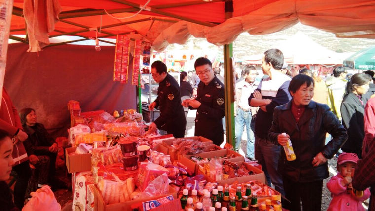 县食药监局滩歌镇监管所开展白马沟庙会食品安全专项检查